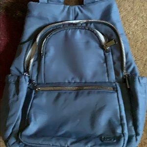 Lug infinity hatchback